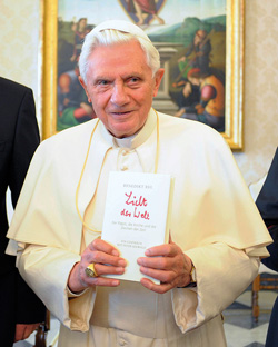 papez Benedikt Luc sveta1