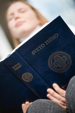Ne vem, kako brati Sveto pismo, saj so mi kakšni odlomki kar čudaški