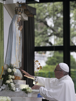 papez Francisek Fatima 01